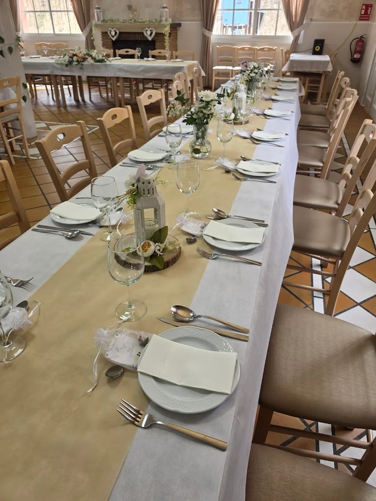 Mesa preparada para celebracion en Venta La Ventilla
