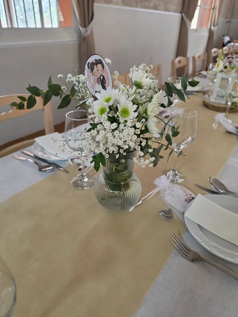 Detalle de mesa de boda con flores blancas