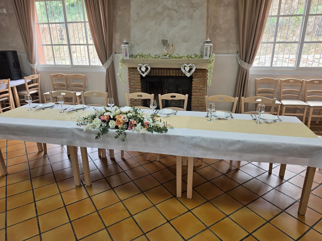 Mesa presidencial con flores para evento