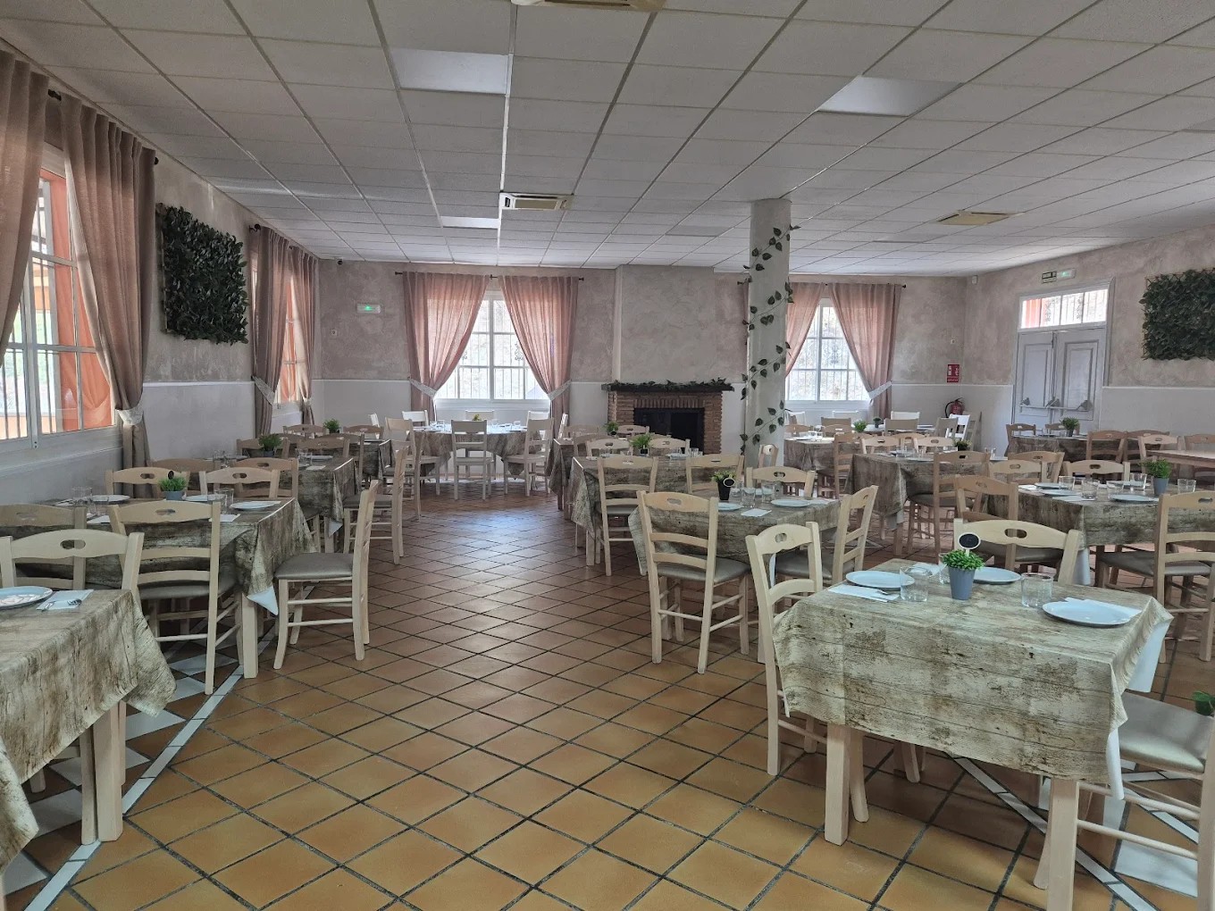 Salon amplio del restaurante Venta La Ventilla